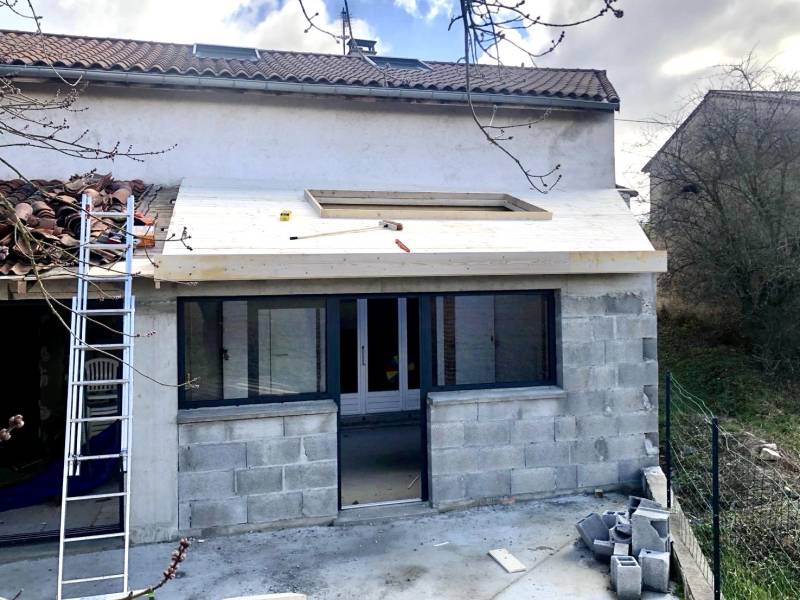 Construction d’une structure de charpente sur-mesure avec finitions soignées pour toiture à Pollionnay (69)