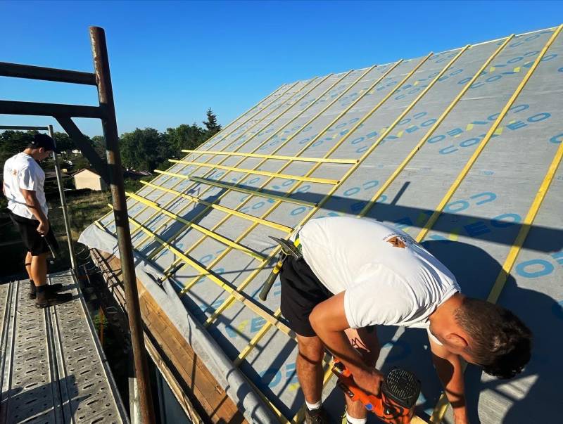 Couvreur à Grézieu-la-Varenne, dans l'Ouest Lyonnaise: remplacement de tuiles avec abergement de cheminé