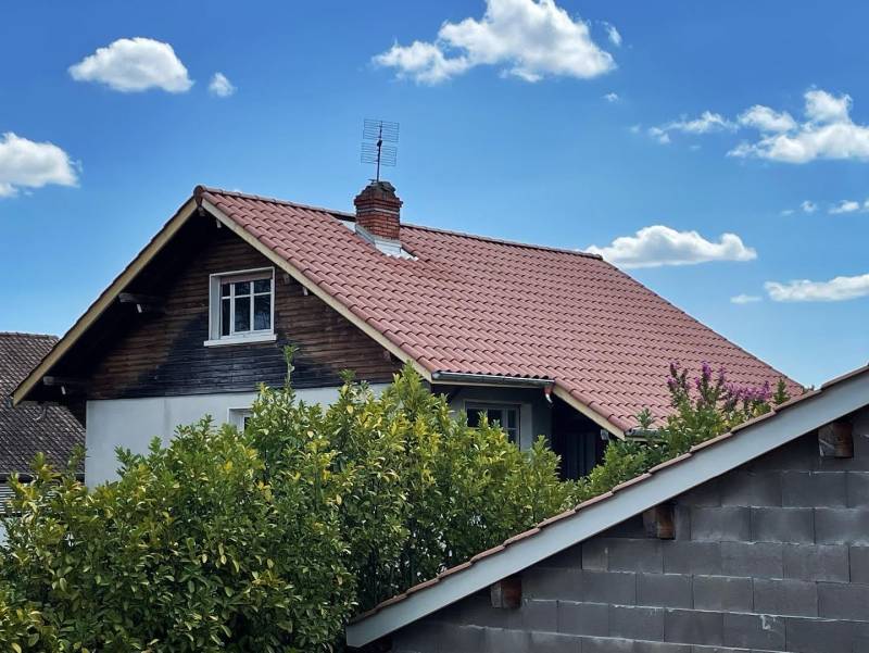 Couvreur à Grézieu-la-Varenne, dans l'Ouest Lyonnaise: remplacement de tuiles avec abergement de cheminé