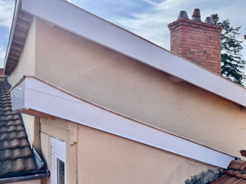 Habillage de bandeaux aluminium blanc à Chaponost (Rhône) : Protection et esthétique pour vos rives