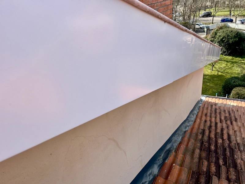 Pose d’un habillage de bandeaux aluminium blanc à Lentilly (69) : une finition moderne et durable pour votre maison.