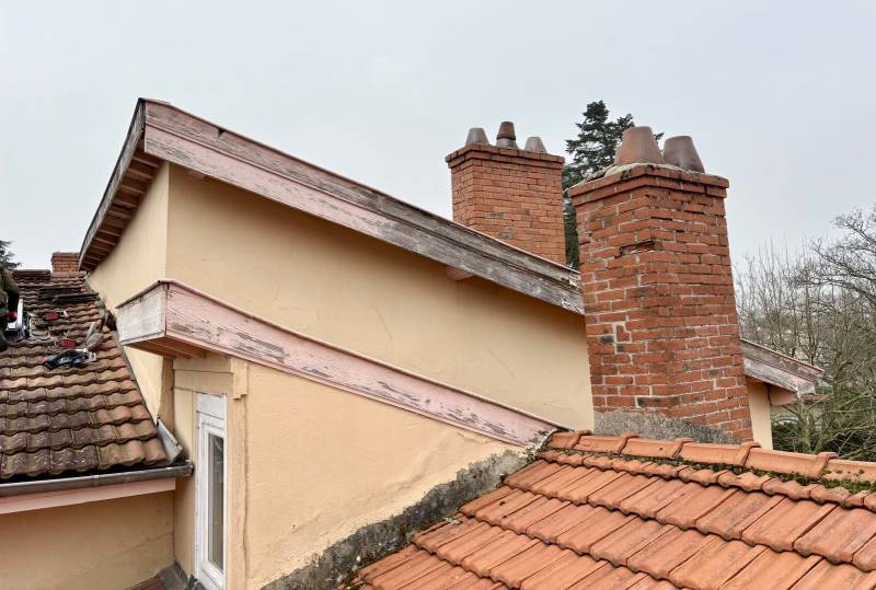 Remplacement de bandeaux de rive abîmés à Craponne (69) avec un habillage en aluminium blanc résistant aux intempéries.