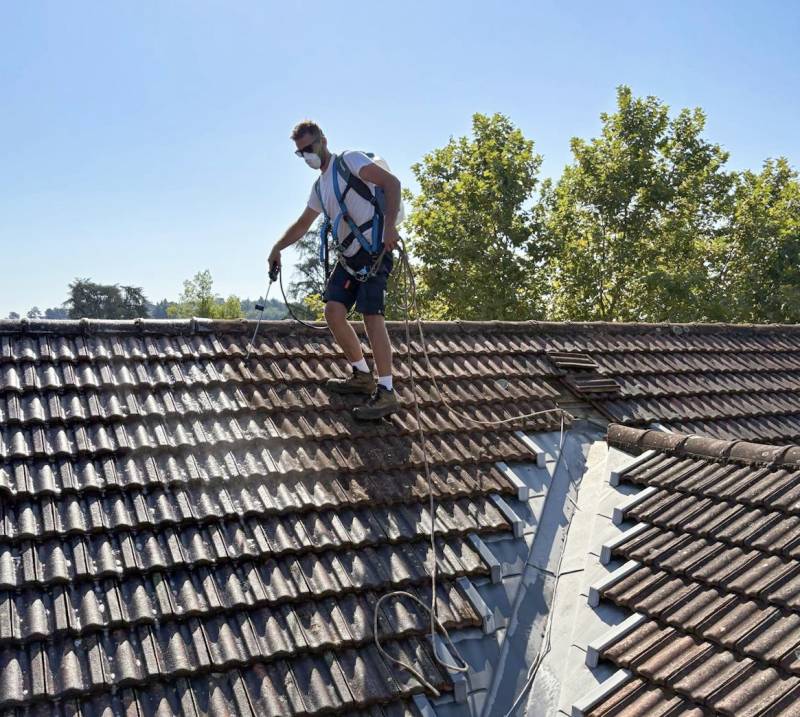 Traitement des tuiles sur toiture en forte pente, harnais et longe antichute à Craponne (69)