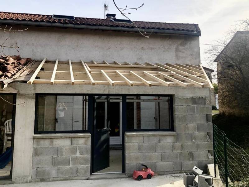 Rénovation complète de charpente bois ancienne avec matériaux modernes et résistants à Lentilly (69)