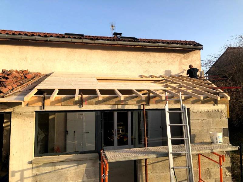 Pose de poutres en lamellé-collé sur mesure pour rénovation de charpente toiture à Pollionnay (69)