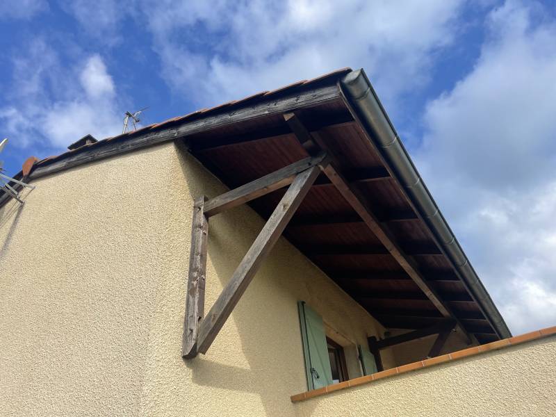 Remplacement d’une console en bois pour une avancée de toit d’une maison individuelle vers La Tour de Salvagny proche de Lyon