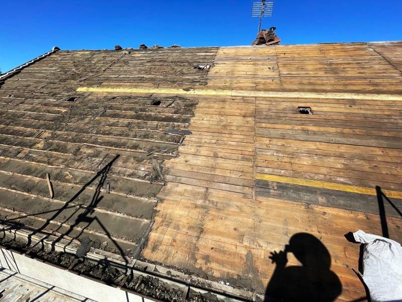 Couvreur à Grézieu-la-Varenne, dans l'Ouest Lyonnaise: remplacement de tuiles avec abergement de cheminé