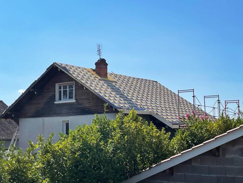 Couvreur à Grézieu-la-Varenne, dans l'Ouest Lyonnaise: remplacement de tuiles avec abergement de cheminé