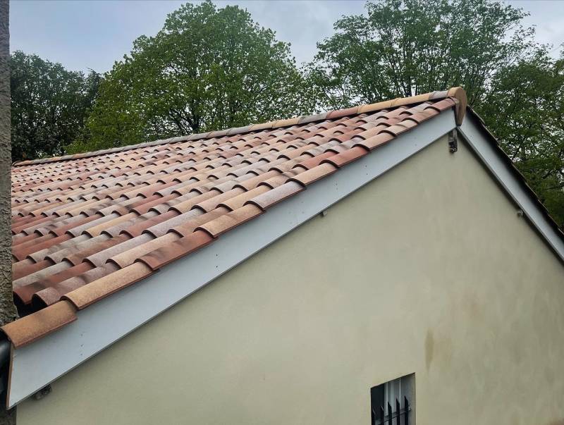 Restauration du toit avec de nouvelles tuiles en terre cuite sur Brignais