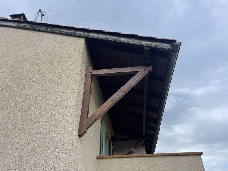 Modification d'une avancée de toiture en bois d'une maison individuelle située à Tassin La Demie Lune