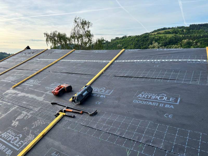 Artisan compétent pour réaliser une rénovation complète d'une couverture à Vaugneray (69)