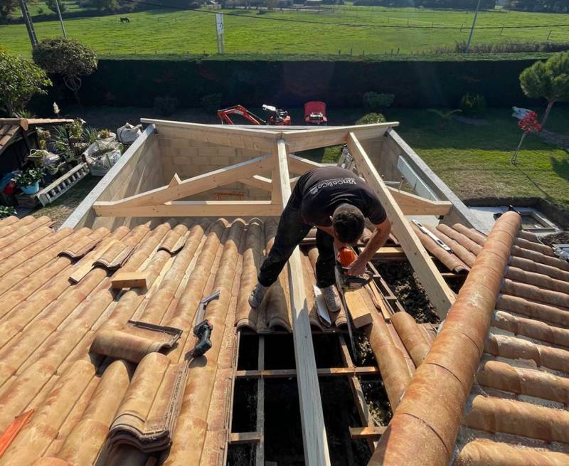 Pose de ferme en bois contrecollé pour maison à Francheville par Vince&Co