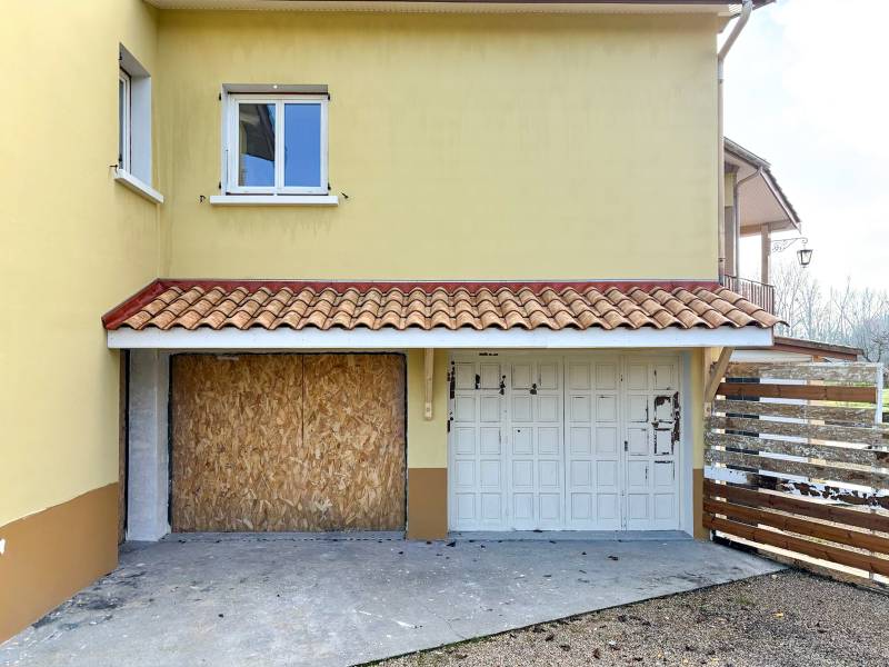 Installation d'un auvent au-dessus de votre porte de garage, en bois et tuiles, sur mesure, à Saint-Genis-les-Ollières, dans l'Ouest Lyonnais