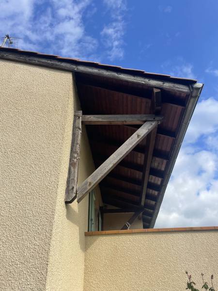 Réparation d'une console en bois pour une avancée de toiture vers La Tour de Salvagny proche de Lyon