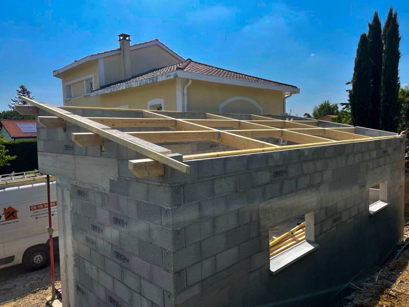 Remplacement de toiture avec zinguerie en zinc et tuiles Omega 10 à Dardilly