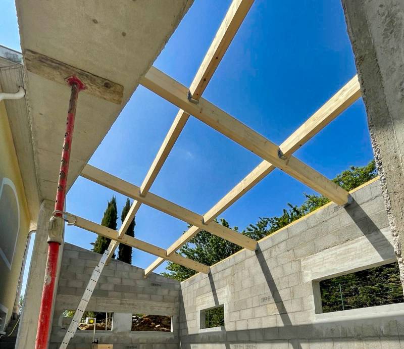 Pose de toiture neuve en charpente épicéa et bandeaux bois sur maison rénovée à Dardilly