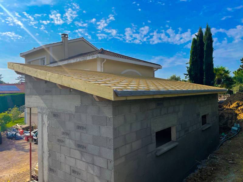 Toiture traditionnelle avec charpente bois et Velux pour extension de maison à Tassin-la-Demi-Lune