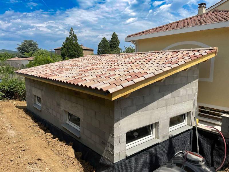Toiture et charpente en épicéa avec chenaux zinc demi-rond sur maison secondaire à Écully