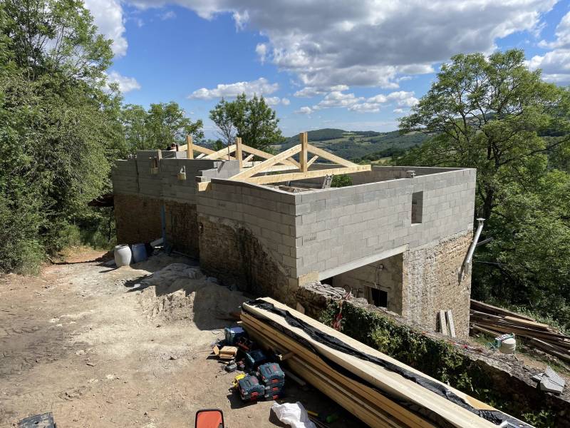 Réfection de charpente en pin épicéa pour un toit en bois sur-mesure dans les monts du Lyonnais, à Soucieu-en-Jarrest 