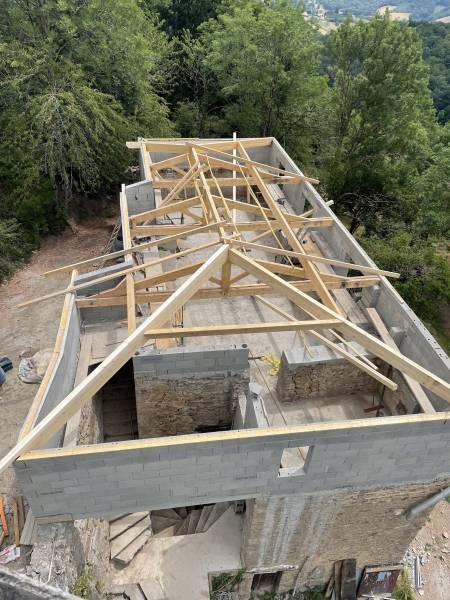 Pose d’une couverture Omega 10 après réfection de toiture dans les monts du Lyonnais, à Soucieu-en-Jarrest