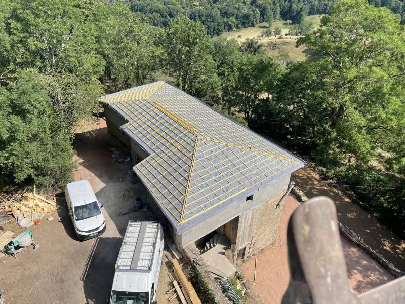 Réfection complète de toiture avec pose de tuiles Omega 10 à Soucieu-en-Jarrest, au cœur des monts du Lyonnais