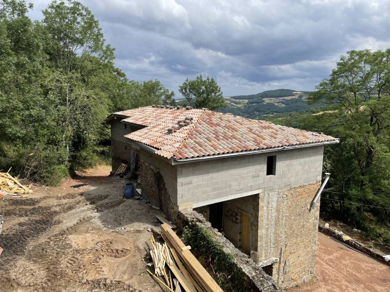 Installation d'une couverture Omega 10 sur une toiture récemment refaite à Soucieu-en-Jarrest, dans les monts du Lyonnais.