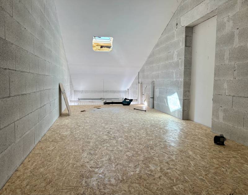 Travaux de charpente : pose d’un plancher en bois pour aménagement de combles à Craponne (69)