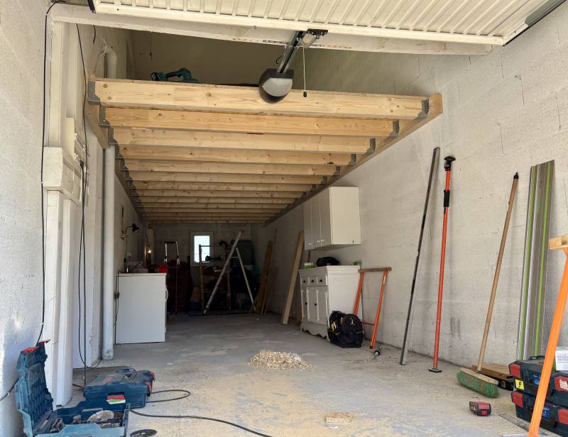 Création d’un plancher en bois robuste et isolant pour combles aménagés à Brindas, dans l'Ouest Lyonnais