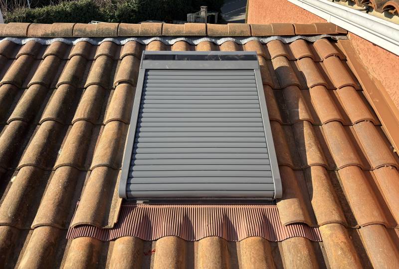 Expert en pose de volet roulant SSL solaire Velux 78x98 cm à Courzieu, dans le Rhône