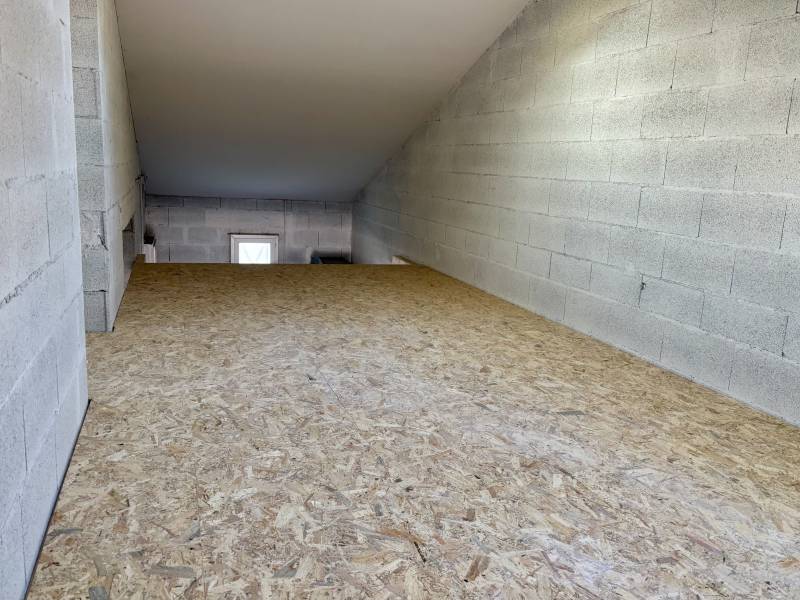 Aménagement d’un garage en suite parentale avec plancher en bois et dalles OSB à Lentilly (69)