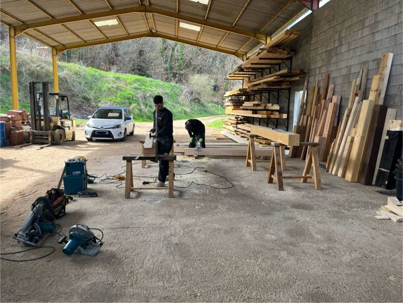 Conception et l’installation d’un appentis en bois, accompagné d’une terrasse en mélèze à Saint-Genis Laval