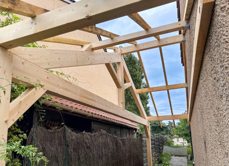 Solin plomb et gouttière zinc dev 33 : étanchéité d’un abri bois à Francheville, vers Lyon