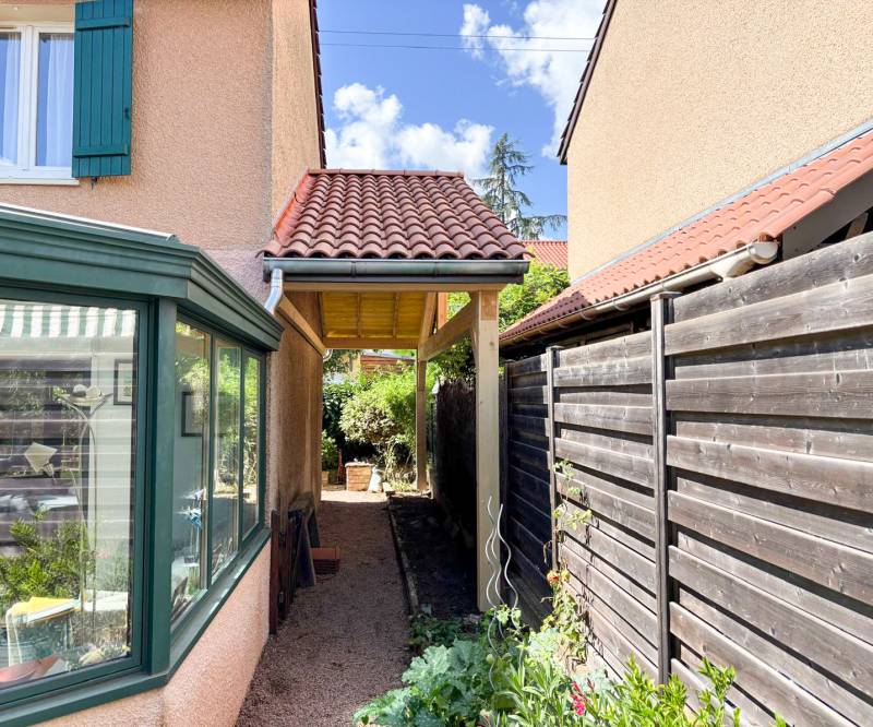 Création d’un abris composé d’une charpente, d’une couverture et de zinguerie pour entreposer le bois chauffage à l’extérieur à Craponne (69)