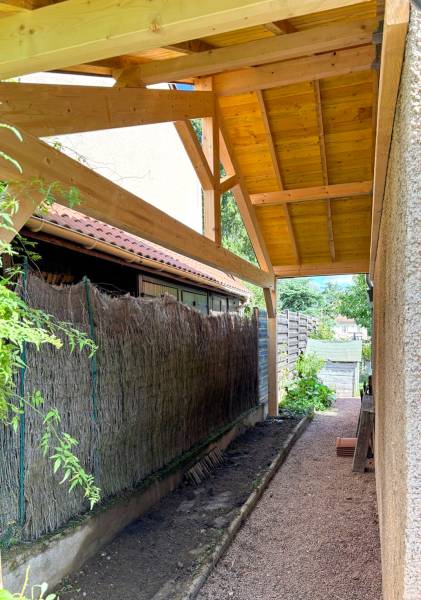 Abris bois de chauffage extérieur : charpente épicéa et tuiles Oméga 13 à Lentille, dans le Rhône