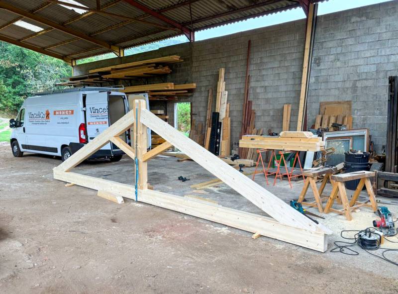 Création d’un abri extérieur pour bois de chauffage prêt à être fermé à Brignais, dans le Rhône