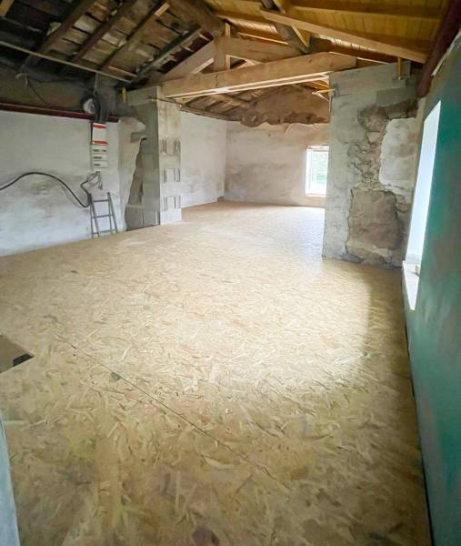 Construction d’un plancher bois technique avec ferme moisée pour maison neuve à Saint-Consorce