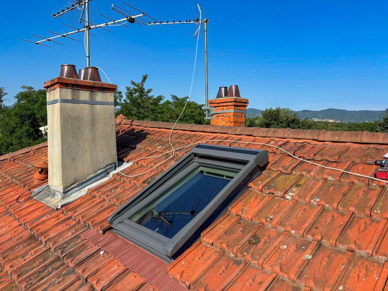 Changement de Velux GGU MK06 avec volet solaire SSL dans un duplex à Saint-Consorce (69)