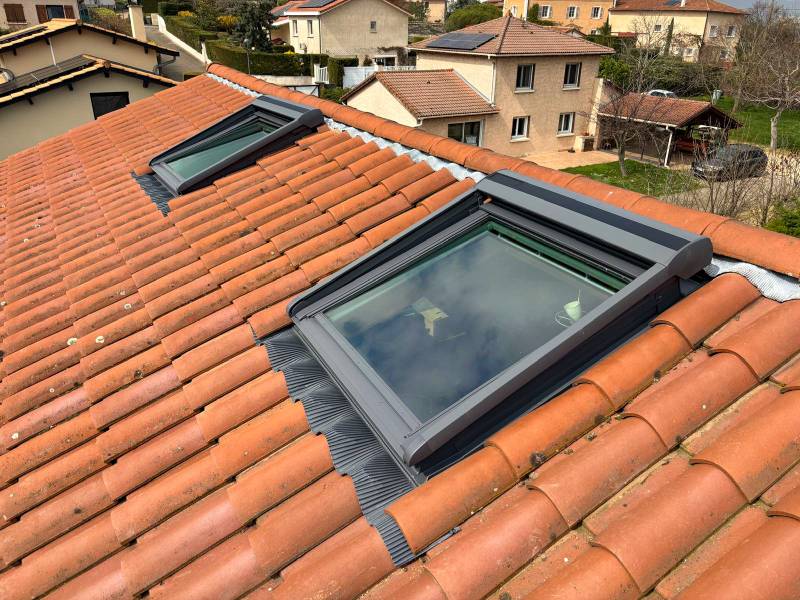 Pose de deux fenêtres de toit Velux confort SK06 avec volets solaires rigides à Brindas