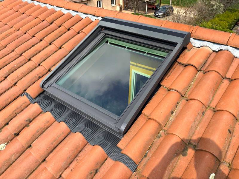 Travaux de couverture pour changement de Velux avec volet solaire intégré dans deux chambres à Brignais