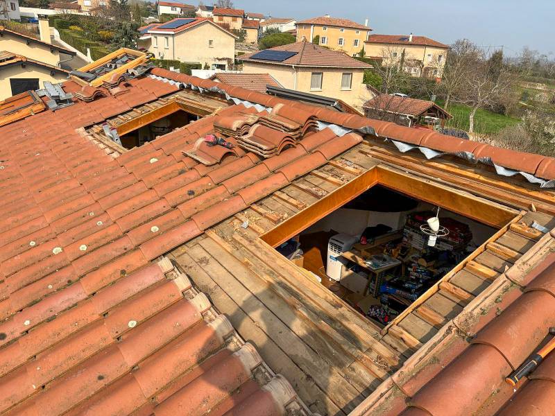 Remplacement de fenêtres de toit VELUX SK06 114x118 cm avec volets roulants solaires SSL à Brindas