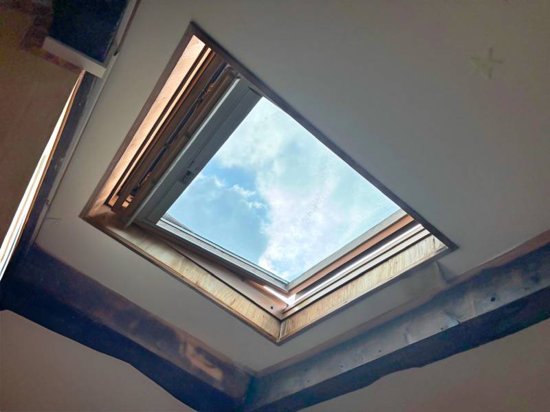 Installation de Velux à énergie solaire modèle SSL SK06 dans deux chambres sous toit à Saint-Genis-Laval
