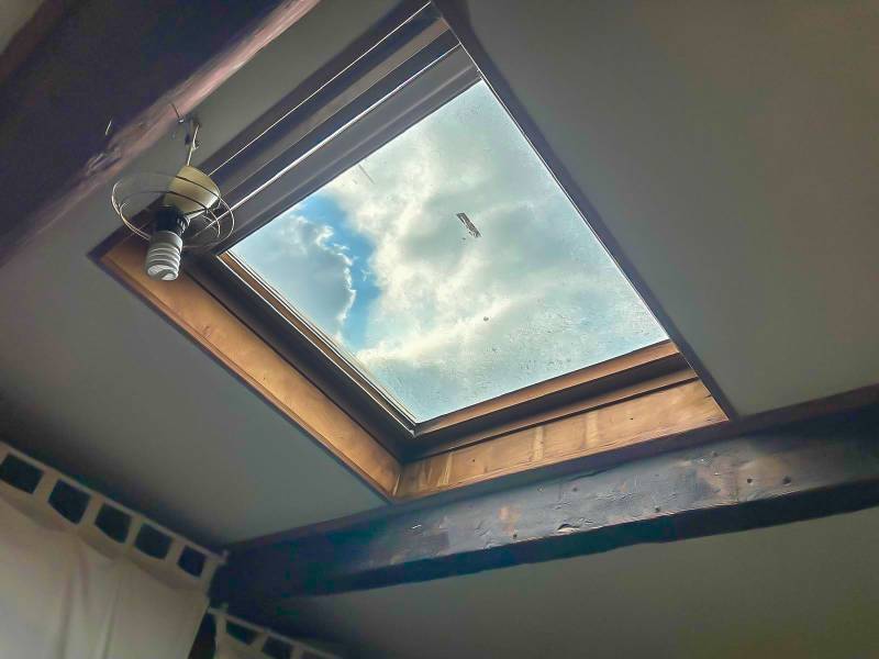Rénovation de combles avec pose de fenêtres de toit Velux SK06 solaire à Brignais