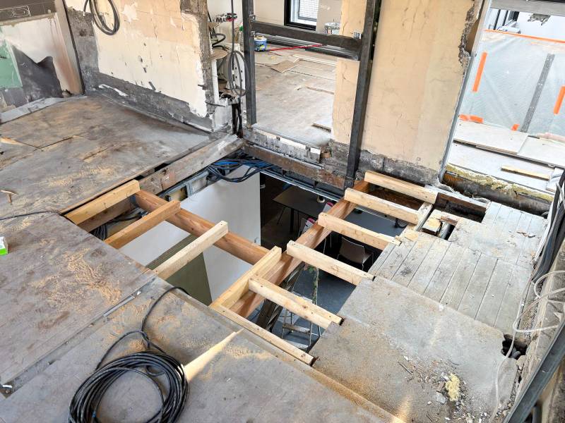 Pose professionnelle d’un plancher en bois hydrofuge avec poutre porteuse robuste à Charbonnières-les-Bains