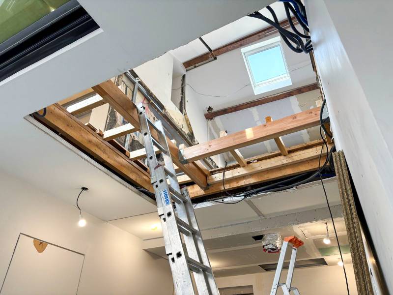 Installation de dalle agglo hydrofuge pour rénovation durable d’un plancher bois à Écull