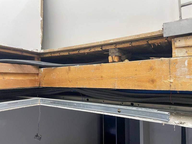 Réparation urgente de plancher avec poutres porteuses en épicéa massif à Sainte-Foy-lès-Lyon