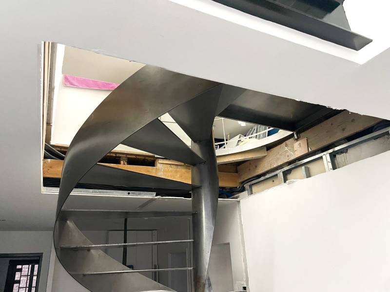 Expertise et rénovation sur mesure d’un plancher bois épicéa avec dalle hydrofuge à Francheville