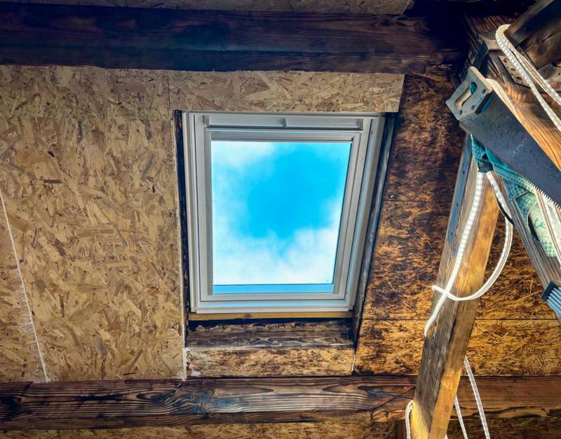 Pose de nouveaux stores occultants sur Velux GGL MK04 Confort à Lentilly, près de Lyon