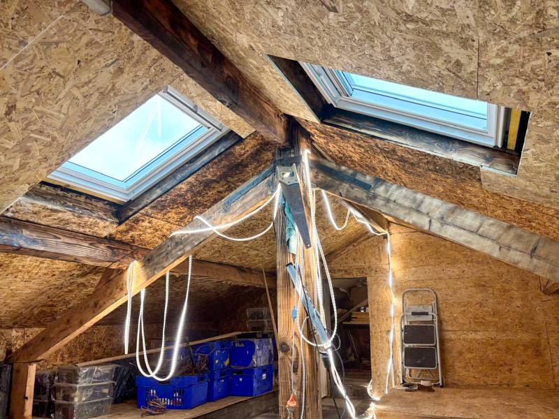 Changement d’un Velux GGL MK04 Confort 78x98 cm après incendie dans un comble aménagé à Messimy (69)