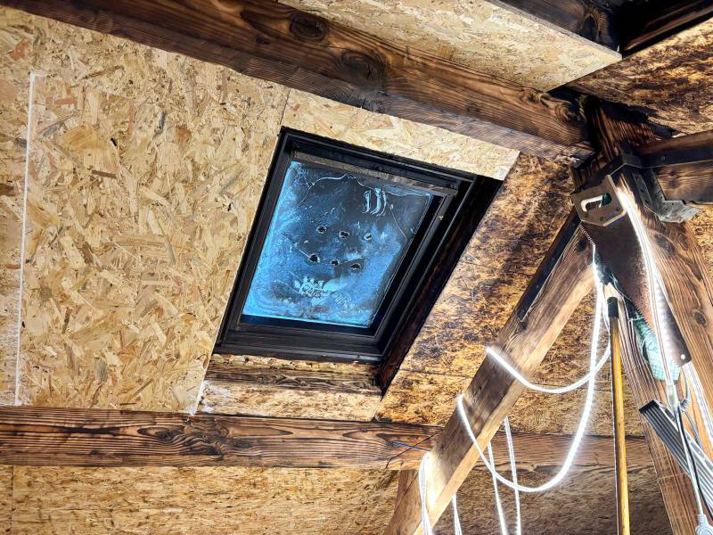 Changement de Velux GGL MK04 Confort dans un comble aménagé en OSB à Courzieu, dans le Rhône