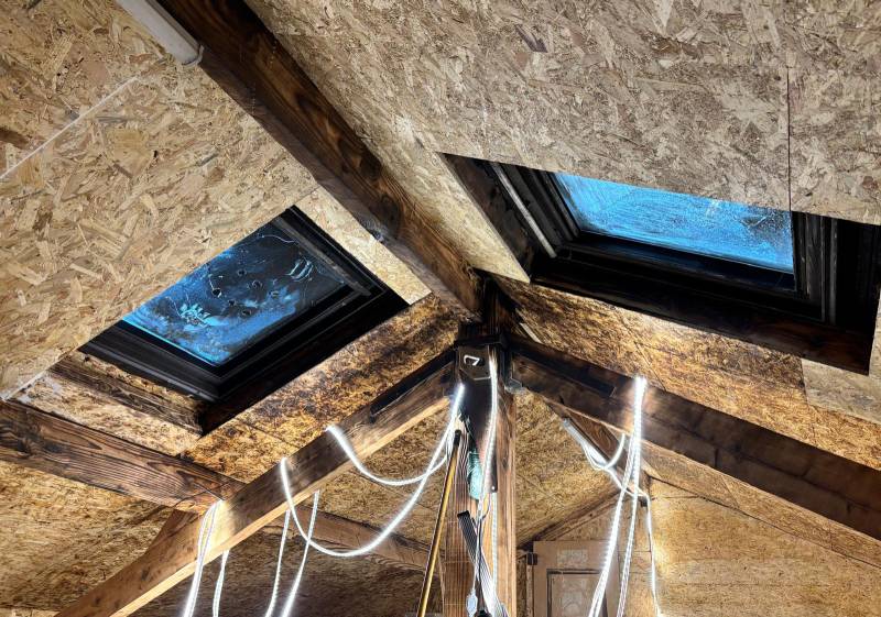 Travaux de rénovation après incendie : pose d’un Velux GGL MK04 Confort 78x98 cm à Chanopost (Lyon)